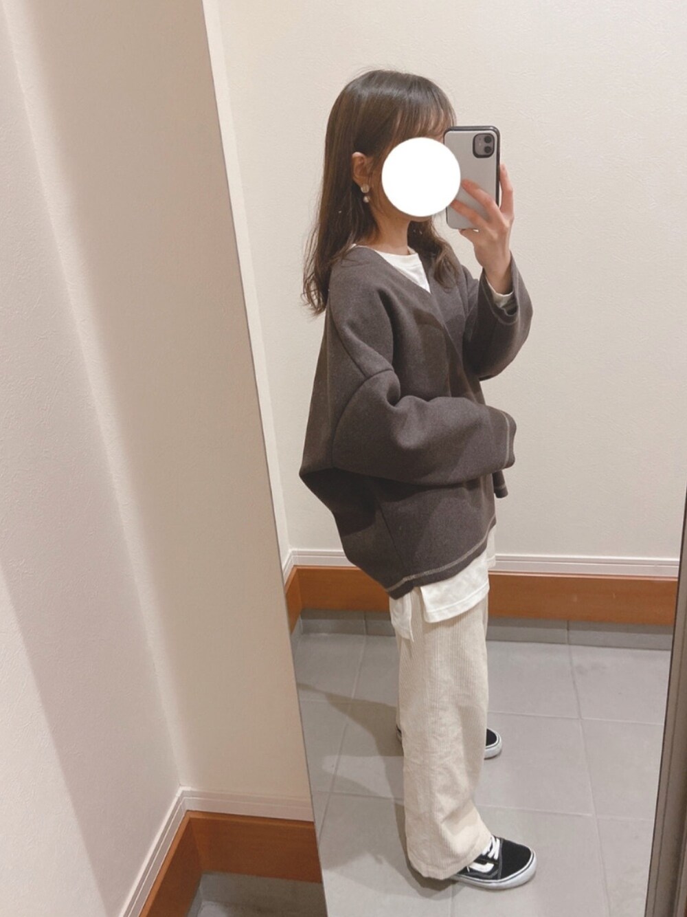 ホワイト系のTシャツ/カットソー、ホワイト系のその他パンツ、ブラック系のスニーカーを着用したレディースの冬コーディネートの1枚目の写真