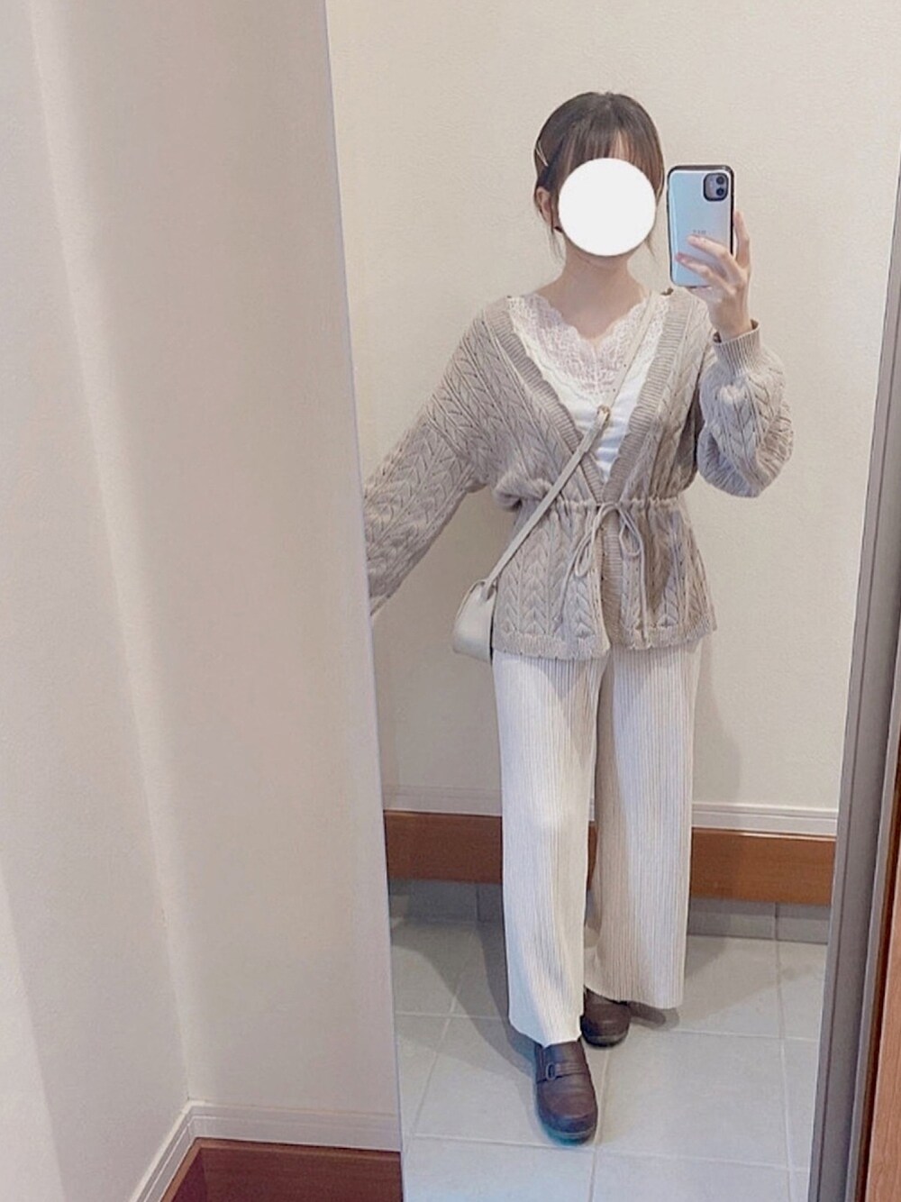 ホワイト系のその他パンツ、ホワイト系のキャミソール、ベージュ系のショルダーバッグを着用したレディースの冬コーディネートの1枚目の写真