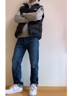 「Levi's」｜「アイテム（ダウンベスト）」を使った、牛たんさん（メンズ・172cm）の春コーディネート