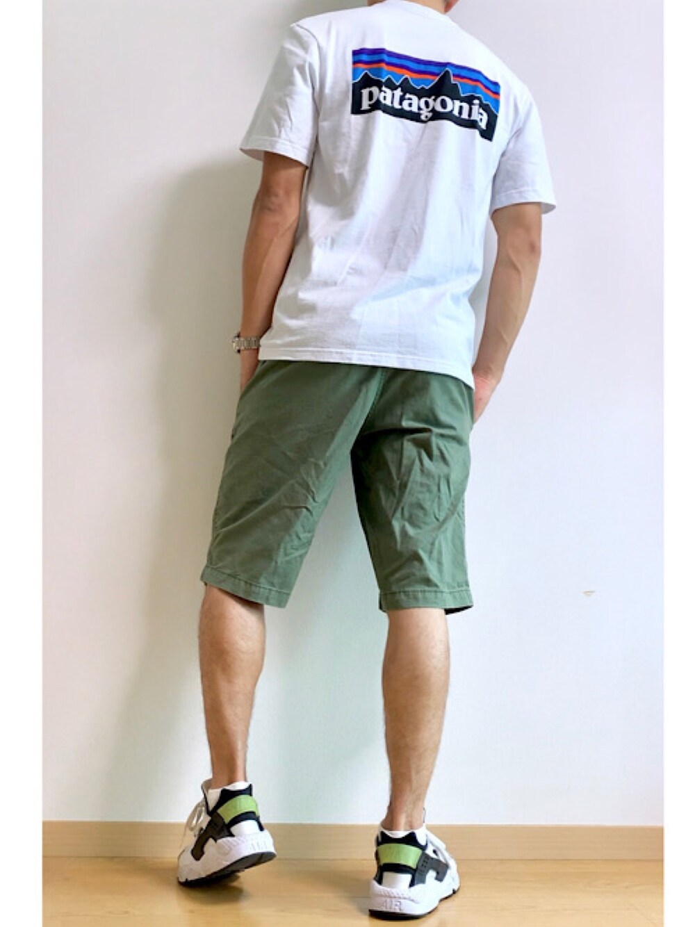 ホワイト系のTシャツ/カットソー、グリーン系のその他パンツ、ホワイト系のスニーカーを着用したメンズの夏コーディネートの1枚目の写真