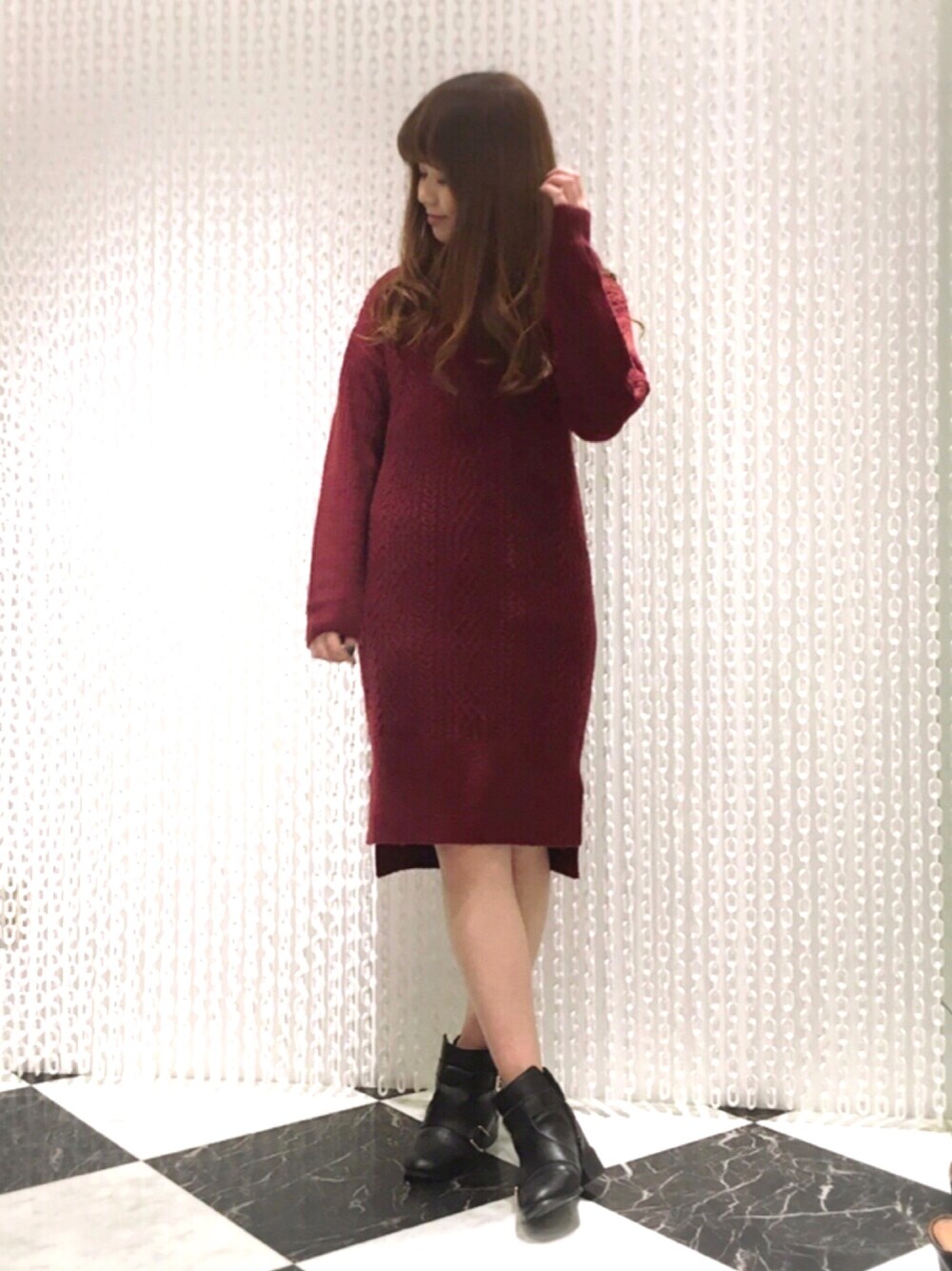「タートルネック、タートルネックニット、ニット、ニットワンピース、ワインレッド、OSMOSIS、カジュアルコーデ、シンプル、キレイめ、クリスマス」｜「OSMOSISのブ―クレ―ケーブルニットワンピース（ワンピース、レッド系）」を使った、OSMOSIS天王寺ミオ店さん（レディース・167cm）の冬コーディネートの1枚目の写真