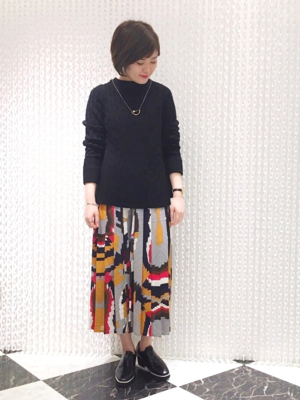 「ニット、黒、大人カジュアル、プリーツ、パンツスタイル、OSMOSIS、柄パンツ、ケーブルニット、casual、ootd」｜「OSMOSISのケーブルニットプルオーバー（ニット/セーター、ブラック系）」を使った、OSMOSIS天王寺ミオ店さん（レディース・163cm）の冬コーディネートの1枚目の写真