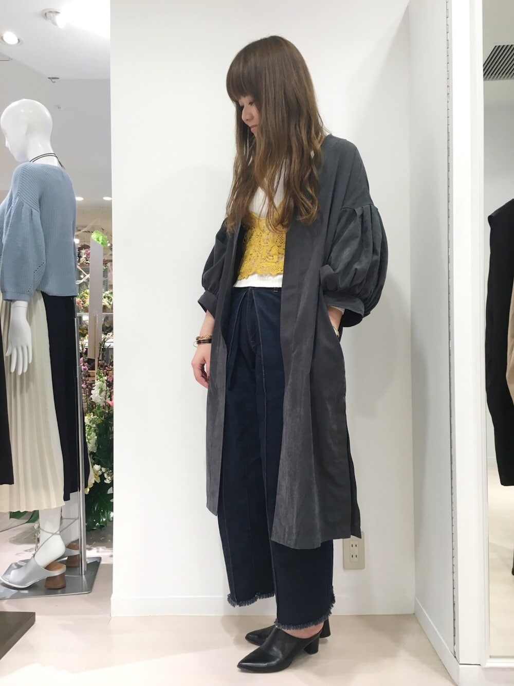 「OSMOSIS、大人カジュアル、カジュアル、春コーデ、ボリューム袖、春コート、キャミソール、ビスチェ、レース、きれいめカジュアル」｜「OSMOSISのピーチスキンボリュームスリーブコート（その他アウター、グレー系）」を使った、OSMOSIS天王寺ミオ店さん（レディース・167cm）の春コーディネートの1枚目の写真
