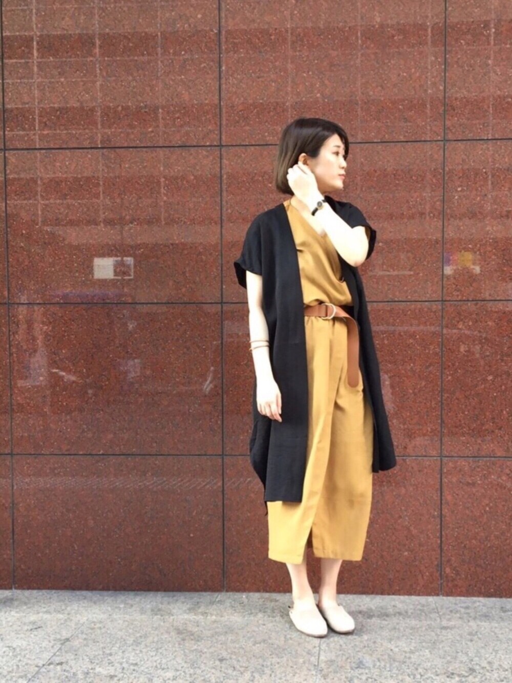 「ootd、イエロー、エスニック、バブーシュ、スリッポン、マスタード、OSMOSIS、ロングコート、ワンピース、ウエストマーク」｜「OSMOSISのアタッチドスリーブコート（ノーカラージャケット、ブラック系）」を使った、OSMOSIS天王寺ミオ店さん（レディース・163cm）の春コーディネートの1枚目の写真