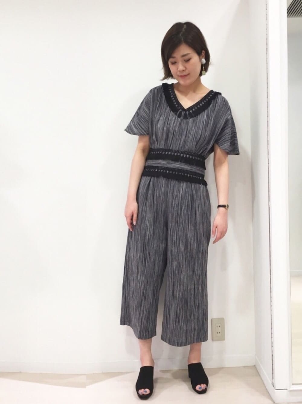 「エスニック、オールインワン、OSMOSIS、GU、ootd、フリンジ、サッシュベルト、プチプラ、オトナカジュアル、ネイビー」｜「OSMOSISのかすりストライプフリンジオールインワン（サロペット/オーバーオール、ブルー系）」を使った、OSMOSIS天王寺ミオ店さん（レディース・163cm）の春コーディネートの1枚目の写真