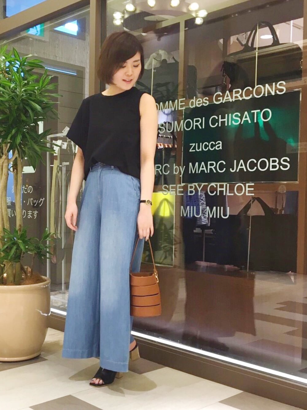 「スリット、デニム、ワイドパンツ、アシンメトリー、Tシャツ、カジュアル、モード、OSMOSIS、サンダル、デニムパンツ」｜「OSMOSISのアシンメトリーTシャツ（Tシャツ/カットソー、ブラック系）」を使った、OSMOSIS天王寺ミオ店さん（レディース・163cm）の春コーディネートの1枚目の写真