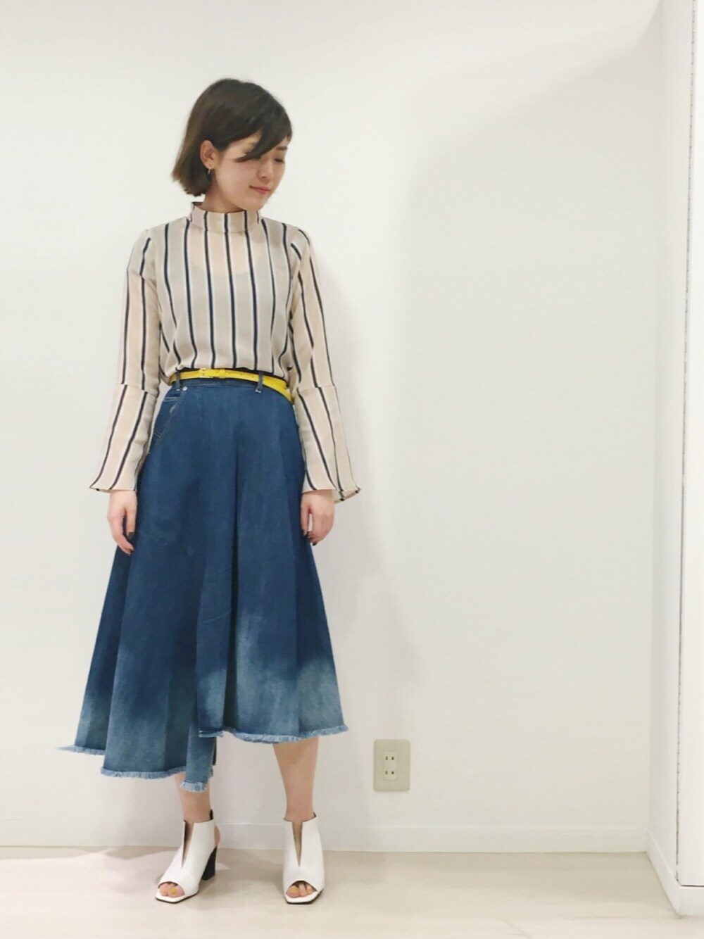 「OSMOSIS、オトナカジュアル、カジュアルコーデ、春コーデ、デニムスカート、フレアスカート、アシンメトリー、レトロ、ストライプシャツ、フリンジデニム」｜「OSMOSISのストライプフレアースリーブブラウス（シャツ/ブラウス、ベージュ系）」を使った、OSMOSIS天王寺ミオ店さん（レディース・163cm）の春コーディネートの1枚目の写真