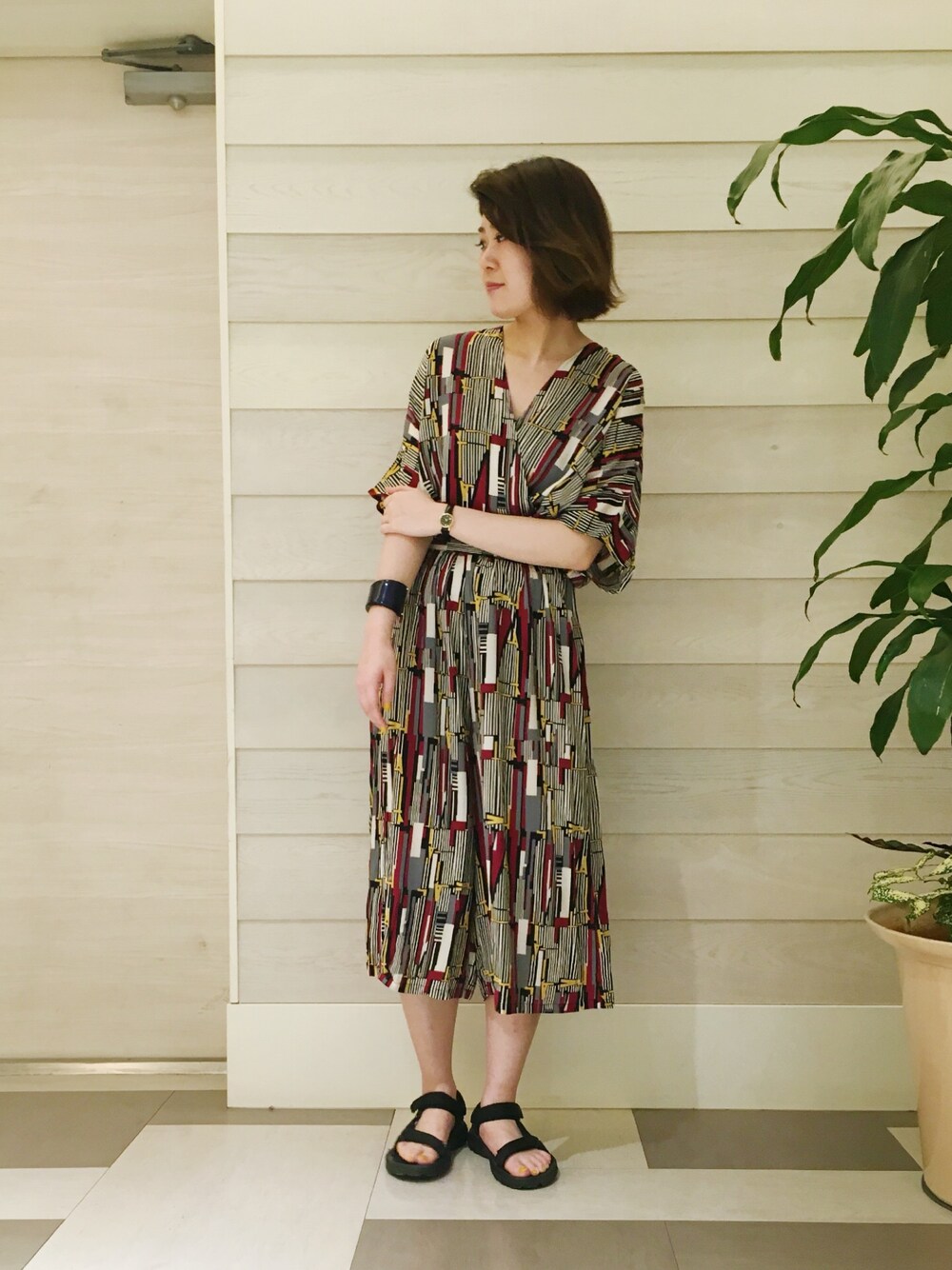 「オールインワン、柄、派手、ootd、エスニック、カシュクール、ゆるコーデ、teva、OSMOSIS、outfit」｜「OSMOSISのカシュクールオールインワン（つなぎ/オールインワン、レッド系）」を使った、OSMOSIS天王寺ミオ店さん（レディース・163cm）の春コーディネートの1枚目の写真