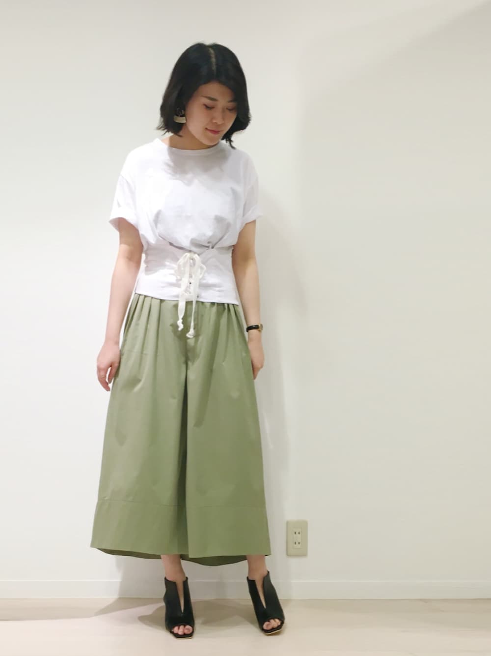 「ワイドパンツ、カーキ、コルセット、コルセットTシャツ、Tシャツ、白Tシャツ、スリット、ウエストマーク、リボン、ootd」｜「OSMOSISのコルセットベルトTシャツ（Tシャツ/カットソー、ホワイト系）」を使った、OSMOSIS天王寺ミオ店さん（レディース・163cm）の春コーディネートの1枚目の写真