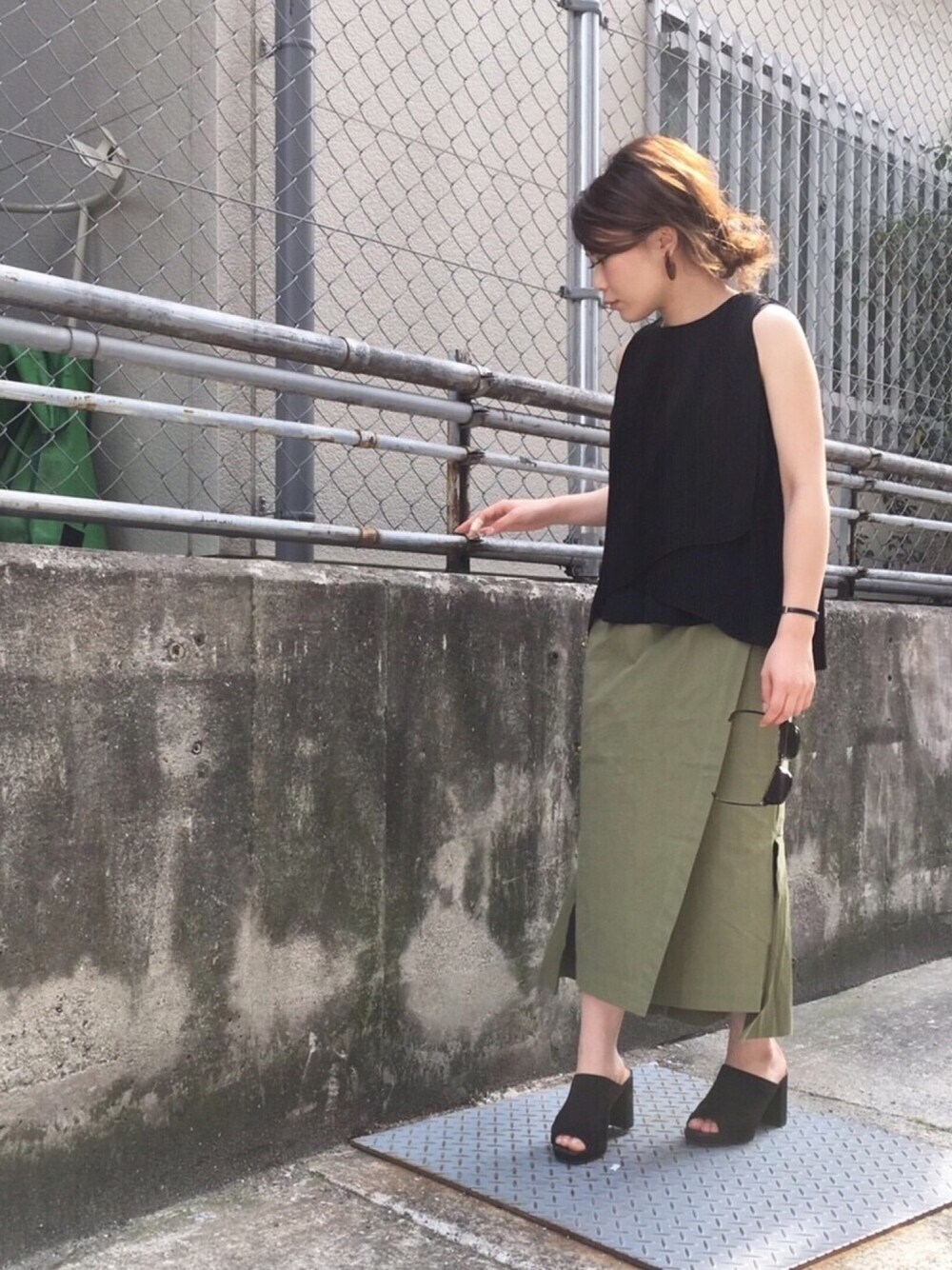 「カーキ、ブラック、夏、summer、プリーツ、タイトスカート、プチプラ、outfit、オトナカジュアル、ノースリーブ」｜「OSMOSISのバックパールべっ甲ピアス（ピアス（両耳用）、ブラウン系）」を使った、OSMOSIS天王寺ミオ店さん（レディース・155cm）の夏コーディネートの1枚目の写真