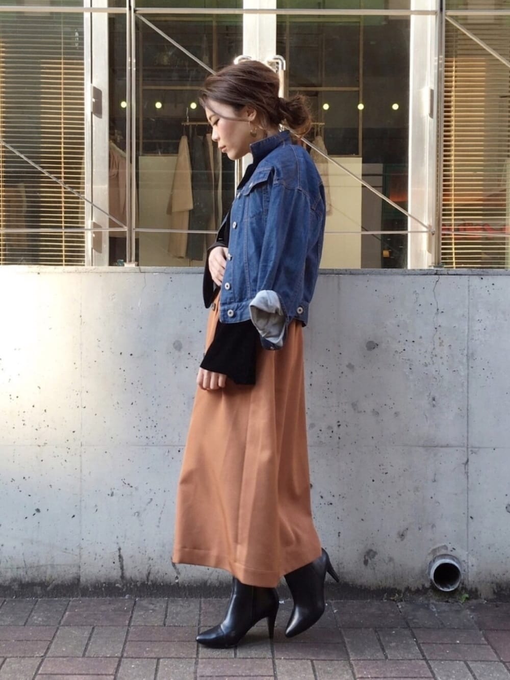 「OSMOSIS、オトナ女子、オトナカジュアル、トレンチスカート、フレアスカート、Gジャン、ベロア、キャメル、レトロ、Aラインスカート」｜「TODAYFULのサイクルプレートピアス（ピアス（両耳用）、ゴールド系）」を使った、OSMOSIS天王寺ミオ店さん（レディース・155cm）の冬コーディネートの1枚目の写真