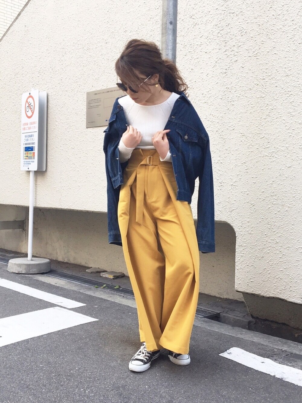 「OSMOSIS、大人カジュアル、ゆるコーデ、ワイドパンツ、イエロー、ラップパンツ、Gジャン、デニムジャケット、オトナ女子、converse」｜「OSMOSISのボートネックリブニットプルオーバー（ニット/セーター、ホワイト系）」を使った、OSMOSIS天王寺ミオ店さん（レディース・155cm）の春コーディネートの1枚目の写真