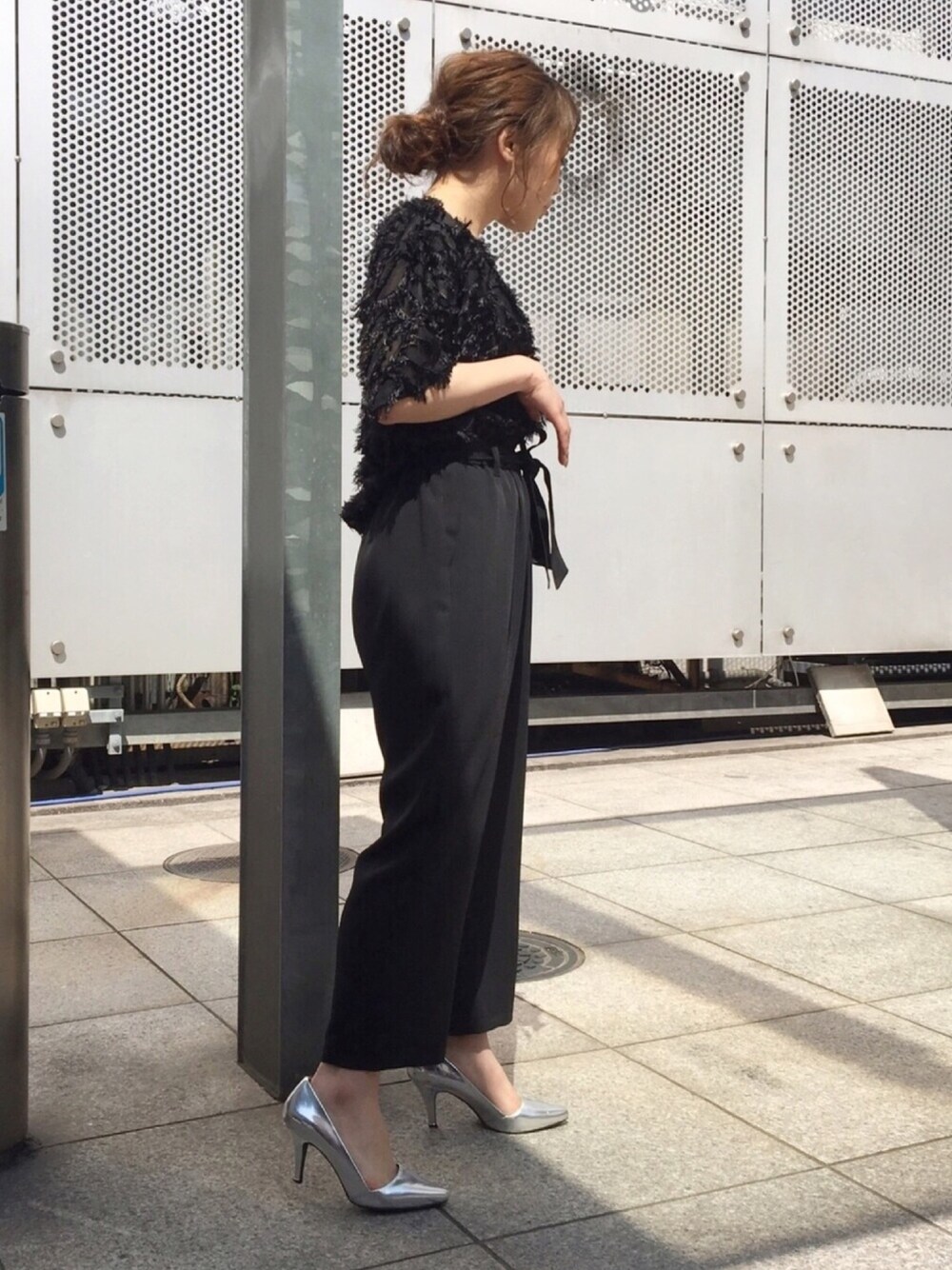 「OSMOSIS、大人カジュアル、パンツスタイル、オールブラック、シルバー、ポインテッドトゥ、フリンジ、テーパードパンツ、きれいめカジュアル、シンプル」｜「OSMOSISのフリンジブラウス（シャツ/ブラウス、ブラック系）」を使った、OSMOSIS天王寺ミオ店さん（レディース・155cm）の春コーディネートの1枚目の写真