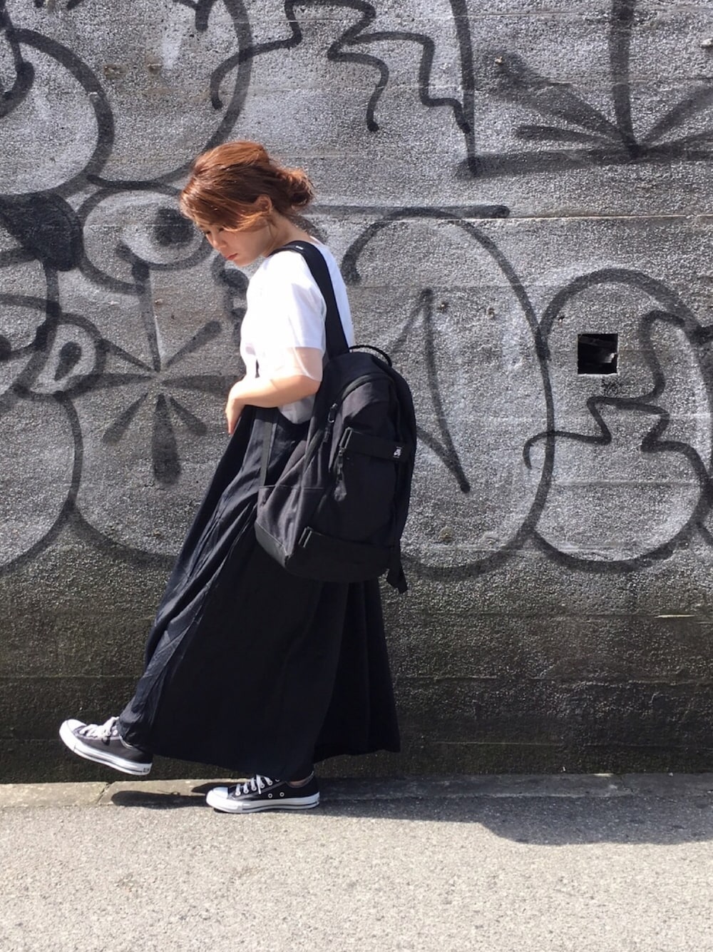 「OSMOSIS、大人カジュアル、ラクチンコーデ、ゆるコーデ、リュック、NIKE、低身長、サロペットスカート、サロペット、ロングスカート」｜「OSMOSISのレイヤードTシャツ（Tシャツ/カットソー、ホワイト系）」を使った、OSMOSIS天王寺ミオ店さん（レディース・155cm）の春コーディネートの1枚目の写真