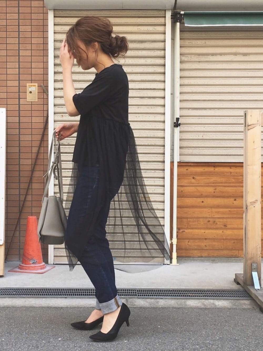 「OSMOSIS、大人カジュアル、シンプル、Tシャツ、チュール、チュールTシャツ、スキニーデニム、シンプルコーデ、きれいめカジュアル、カジュアル」｜「OSMOSISのオーバーチュールTシャツ（Tシャツ/カットソー、ブラック系）」を使った、OSMOSIS天王寺ミオ店さん（レディース・155cm）の夏コーディネートの1枚目の写真