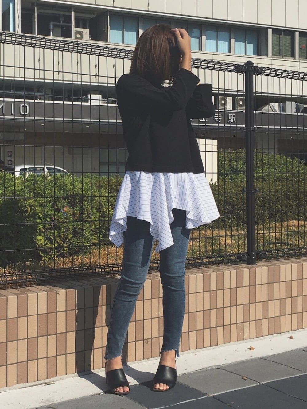 「OSMOSIS、シンプルコーデ、カジュアルコーデ、オトナ女子、休日スタイル、オトナカジュアル、スキニーデニム、レイヤードスタイル、ドッキング、パンツスタイル」｜「OSMOSISのフレアーヘムTシャツ（Tシャツ/カットソー、ブラック系）」を使った、OSMOSIS天王寺ミオ店さん（レディース・154cm）の夏コーディネートの1枚目の写真