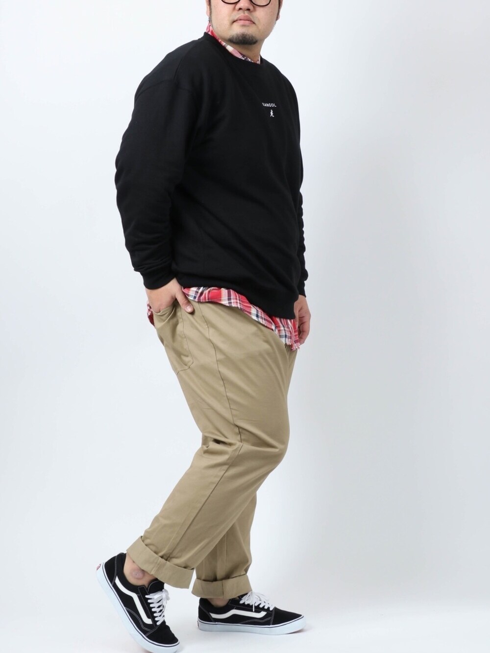 「お洒落さんとつながりたい、シンプルコーデ、カジュアルコーデ、大人カジュアル、スニーカー、めがね、VANS、KANGOL、大きいサイズ、３Ｌ」｜「VANSのアイテム（スニーカー、ブラック系）」を使った、まるかわさん（メンズ・180cm）の冬コーディネートの1枚目の写真