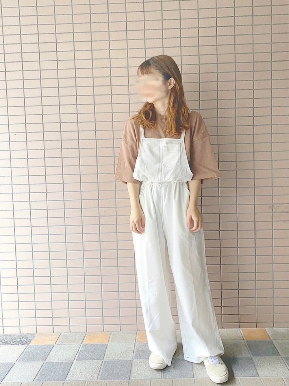 「シンプル、ホワイトコーデ、夏コーデ、楽チンコーデ、オトナカジュアル、サロペット、低身長、ootd、おしゃれさんと繋がりたい、node.」｜「GUのアイテム（Tシャツ/カットソー、ブラウン系）」を使った、nao !さん（レディース・150cm）の夏コーディネートの1枚目の写真