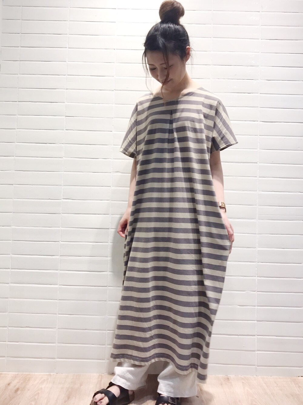 「カジュアル、夏コーデ、部屋着、ルームウェア、ラクチンコーデ、ナチュラル、ボーダー、Samansa Mos2 blue、ワンピース、ゆるコーデ」｜「Samansa Mos2 blueのオーガニックコットンＶネックワンピース（ワンピース、グレー系）」を使った、ayaka＊さん（レディース・158cm）の夏コーディネートの1枚目の写真