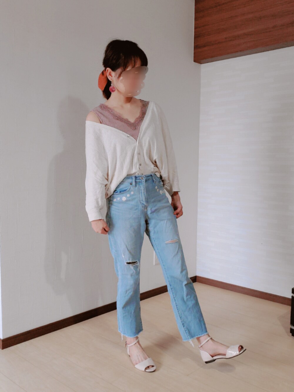 ブルー系のデニムパンツ、ベージュ系のカーディガン/ボレロ、ブラウン系のタンクトップを着用したレディースの夏コーディネートの1枚目の写真