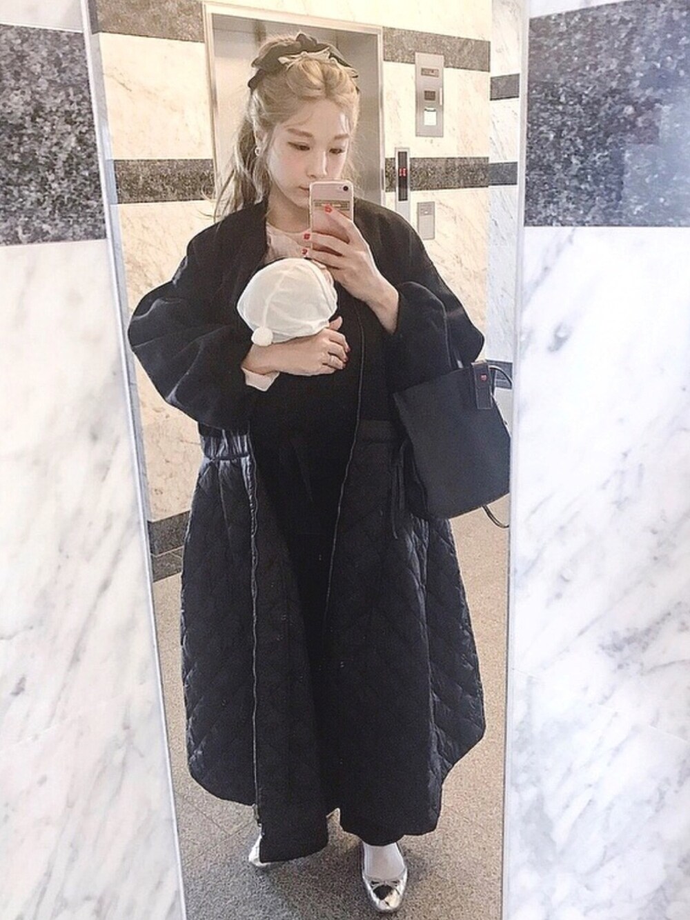 「ママコーデ、ママファッション、ビッグシルエット、パンツスタイル、ootd、ヘアアレンジ、konny」｜「CAROLINA GLASERのCARLINA GLASER / キルティング ロングコート（その他アウター、ブラック系）」を使った、Misaoさん（レディース・163cm）の冬コーディネートの1枚目の写真