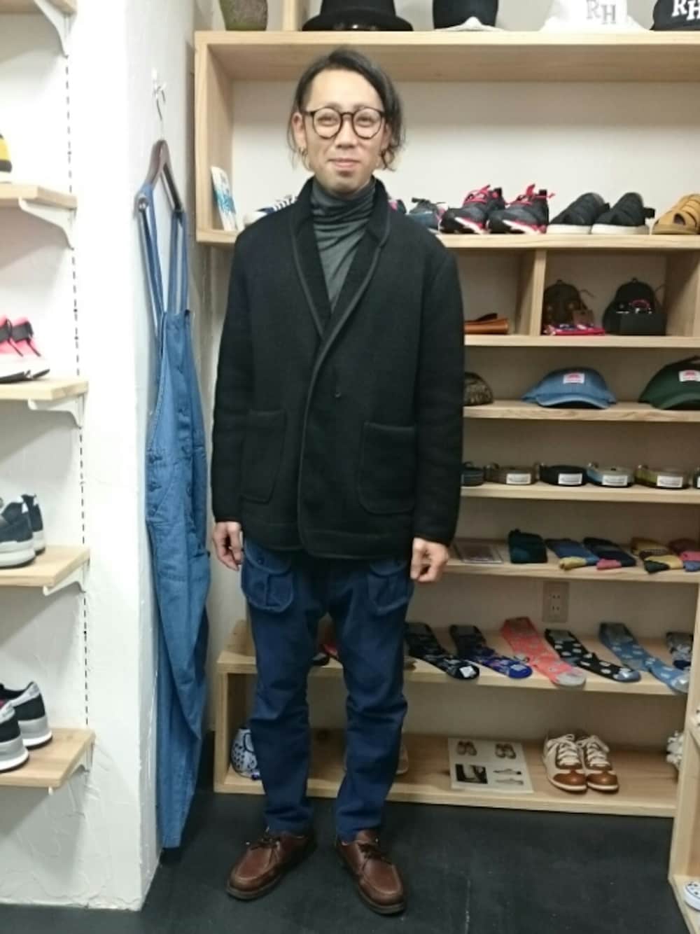 その他のダウンジャケット/コート、その他のTシャツ/カットソー、ブルー系のパンツを着用したメンズの冬コーディネートの1枚目の写真