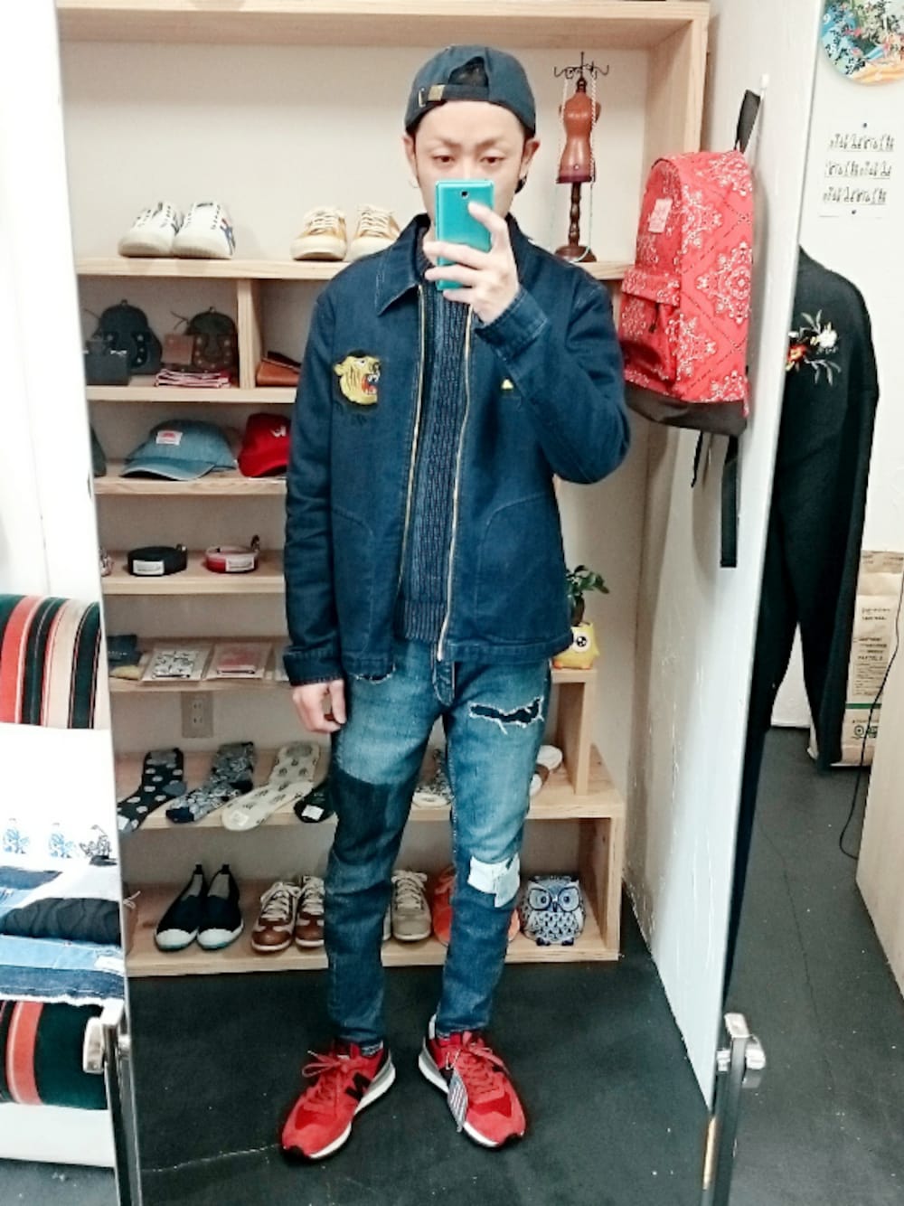 その他のデニムパンツ、その他のブルゾン、その他のスニーカーを着用したメンズの冬コーディネートの1枚目の写真