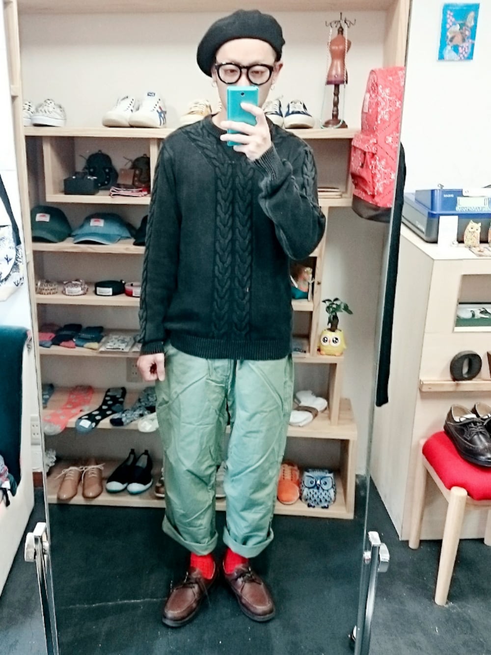 その他のニット/セーター、ブラウン系のモカシン/デッキシューズを着用したメンズの春コーディネートの1枚目の写真