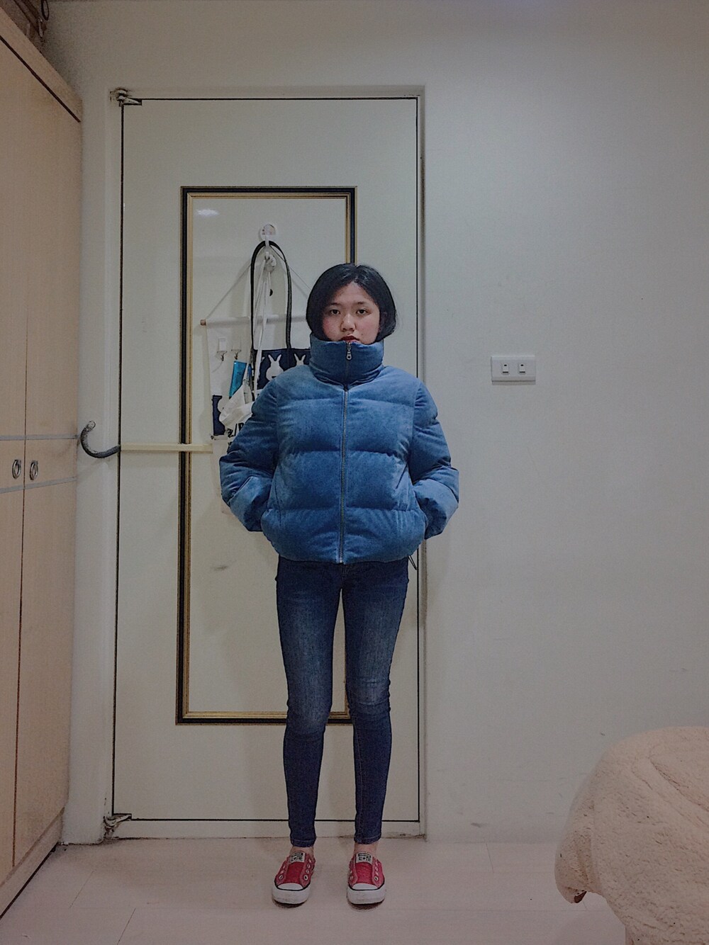 「winter、winter wearing、converse、blue」｜「GUのアイテム（ダウンジャケット/コート、ブルー系）」を使った、Linh Bellさん（レディース・151cm）の春コーディネートの1枚目の写真