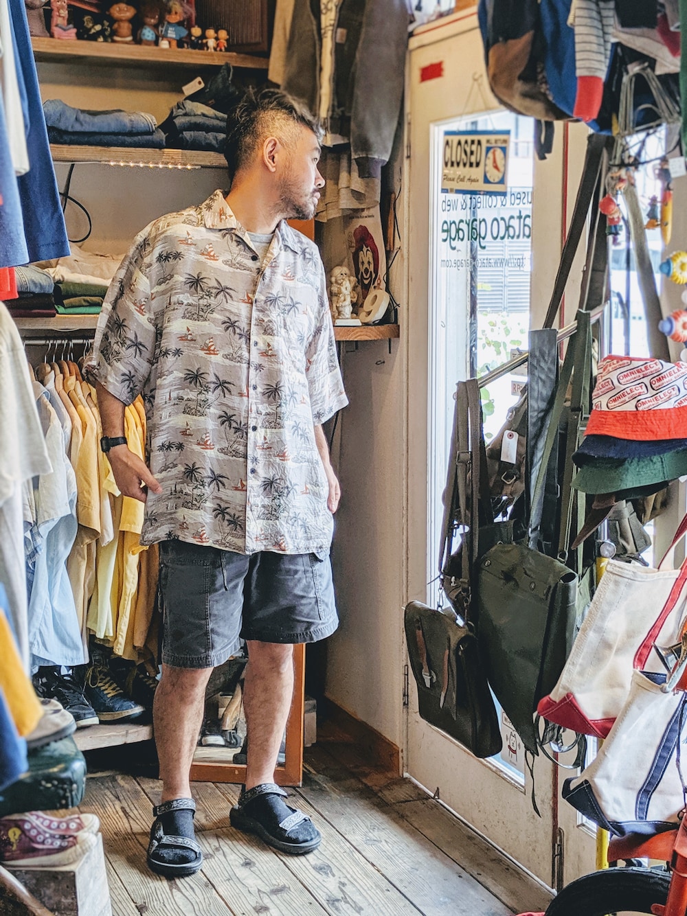 グレー系のシャツ/ブラウスを着用したメンズの夏コーディネートの1枚目の写真