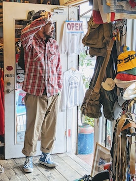 「アイテム（チノパンツ）」を使った、ataco garageさん（メンズ・173cm・30代）の春コーディネート