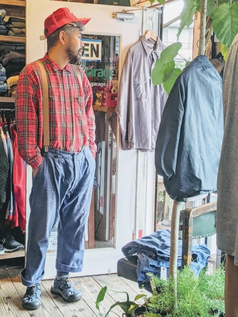 ブルー系のカーゴパンツを着用したメンズの春コーディネートの1枚目の写真