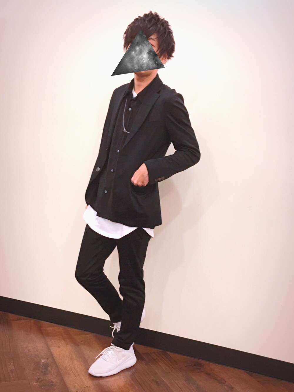 「キレイめ、セットアップ、黒、秋のコーデ、ジャケット、モノトーン、スニーカー、ootd、シンプル、オールブラック」｜「EDIFICEの◇EDBT400 コンパクトカルゼ2Bジャケット（テーラードジャケット、ブラック系）」を使った、もきゅもきゅさん（メンズ・166cm）の秋コーディネートの1枚目の写真