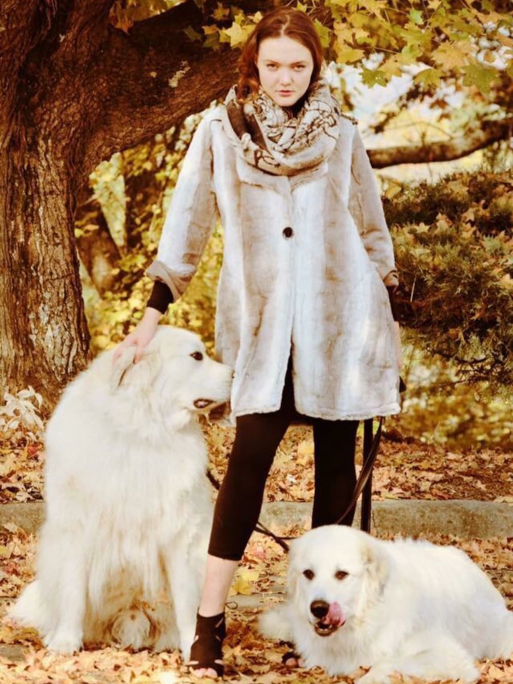 「furcoat_vogue、ootd、outfit、outdoor、faux fur、winter、fall、fashion、fall style、dog」｜「Tulip Clothingのアイテム（チェスターコート、ホワイト系）」を使った、Faye さん（レディース・173cm）の冬コーディネートの1枚目の写真