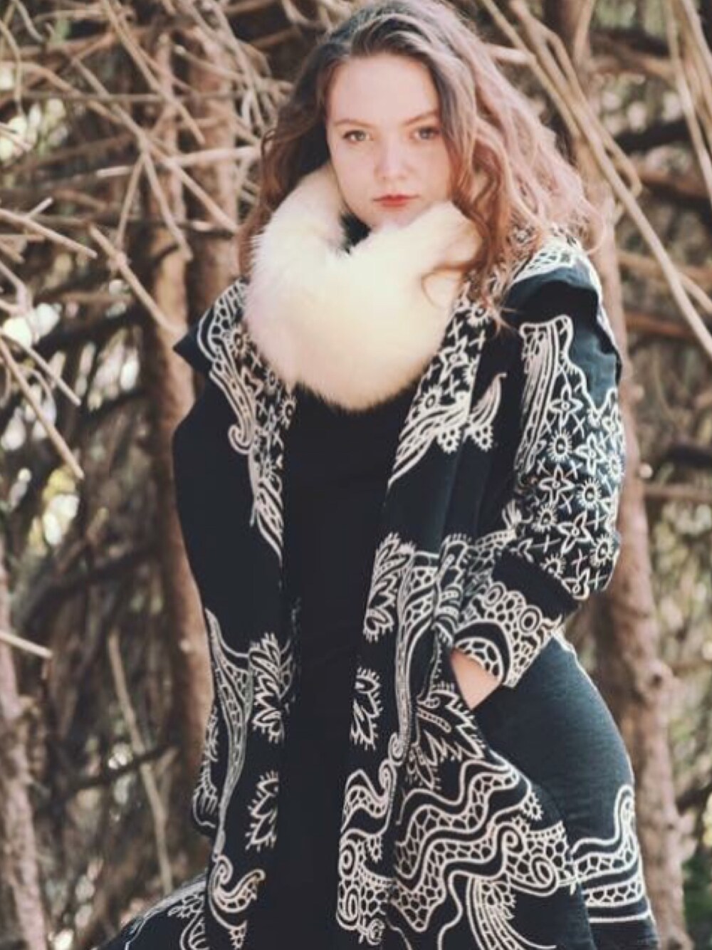 「keepingitcozy、ootd、outfit、coat、winter、fashion、scarf、cozy、warm、black and white」｜「Tulip Clothingのアイテム（カバーオール、ブラック系）」を使った、Faye さん（レディース・173cm）の冬コーディネートの1枚目の写真