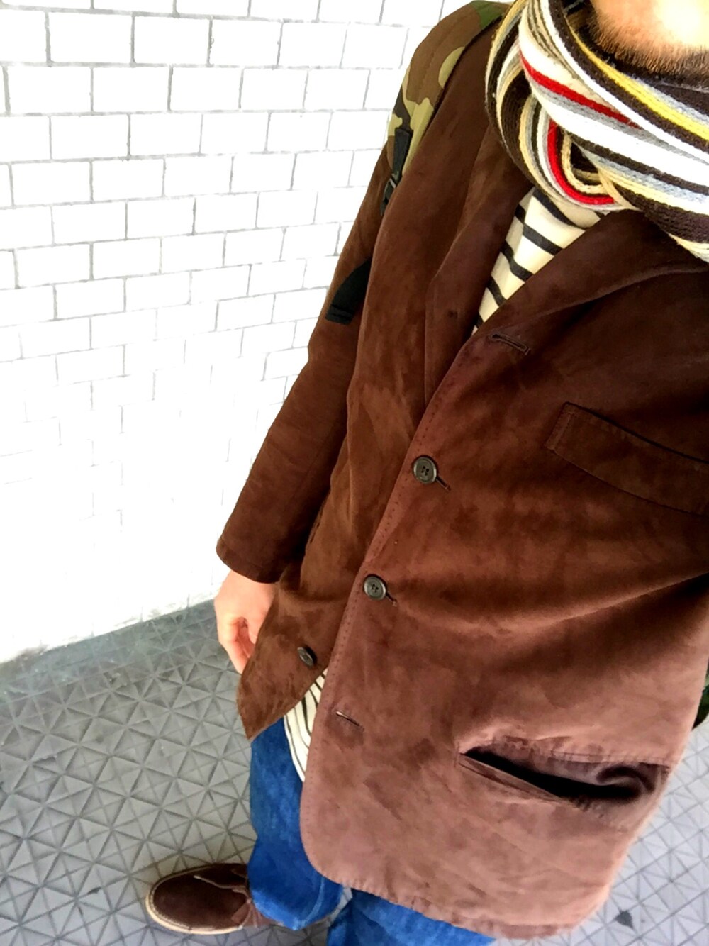 「スエード、ジャケット、迷彩、ダークブラウン、デニム」｜「COMME CA ISMのアイテム（マフラー、その他）」を使った、ぜぶらさん（メンズ・187cm）の春コーディネートの1枚目の写真