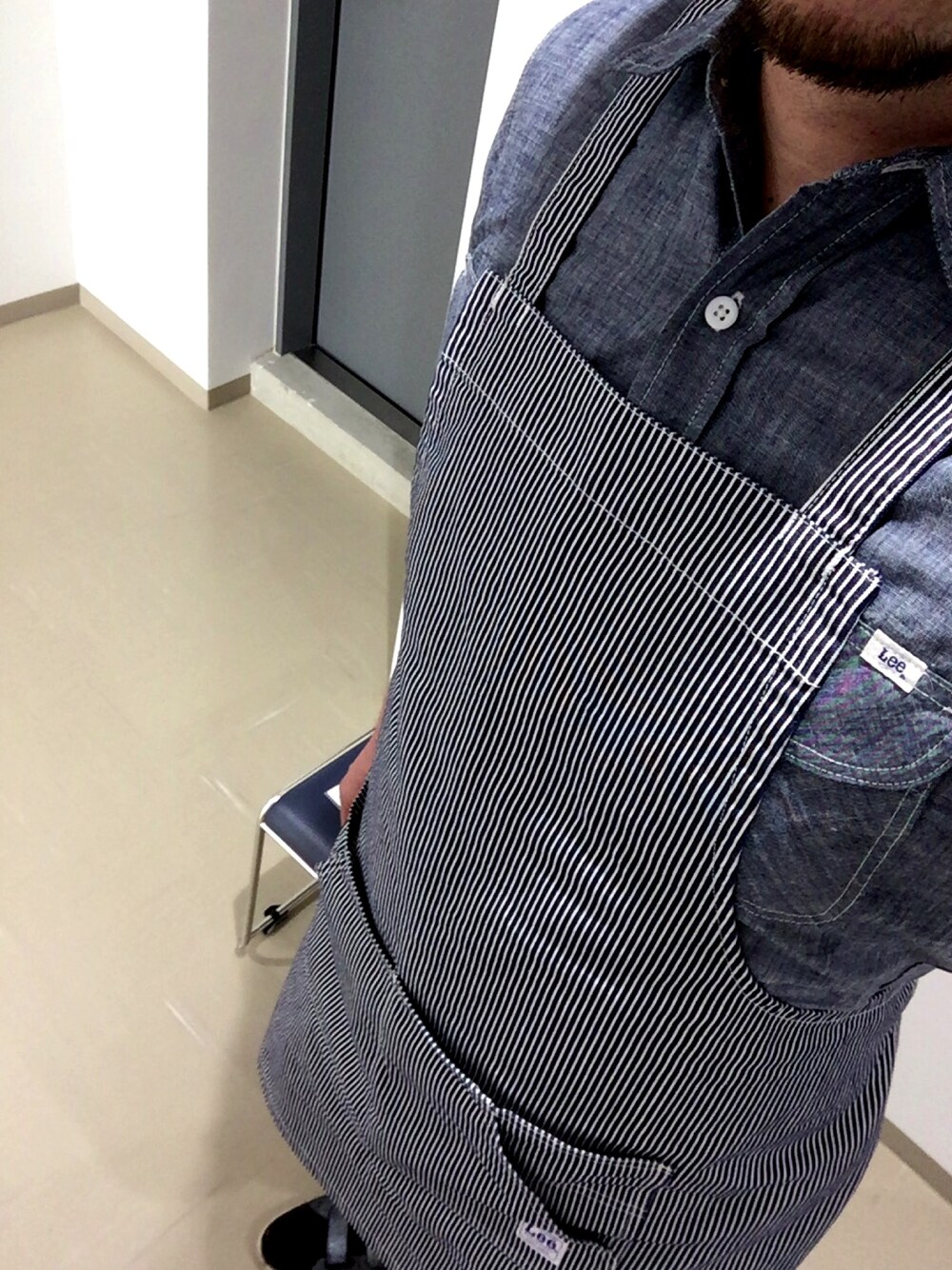 「シャンブレー、デニム、レストラン、キッチン、アメカジ」｜「番外編のアイテム（トップス、ブルー系）」を使った、ぜぶらさん（メンズ・187cm）の春コーディネートの1枚目の写真
