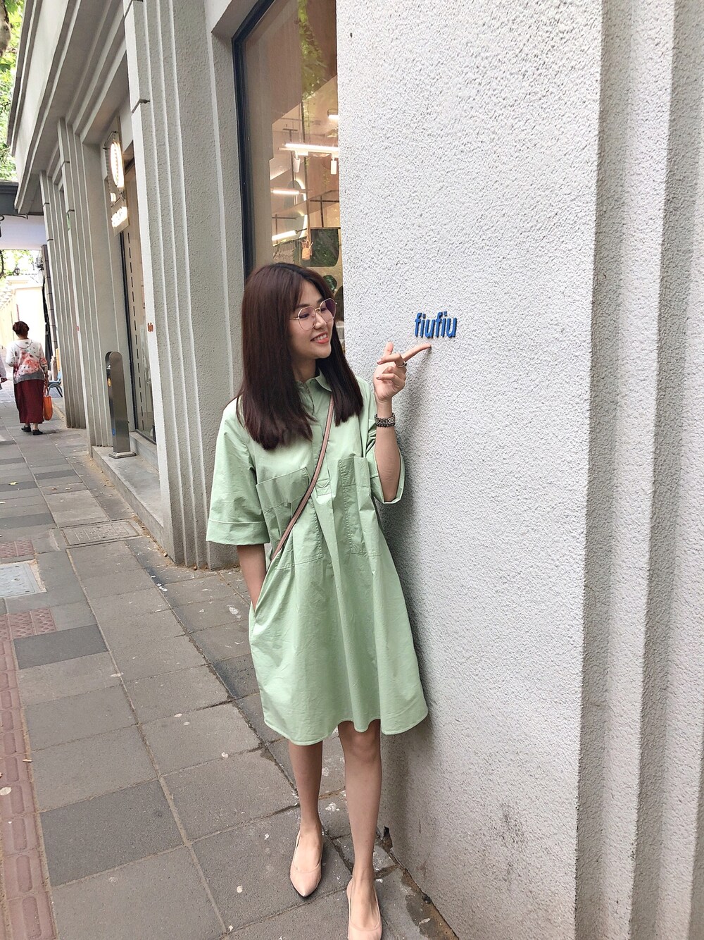 「夏、ootd、看展穿搭」｜「COSのアイテム（シャツワンピース、グリーン系）」を使った、hibabyamberさん（レディース・169cm）の夏コーディネートの1枚目の写真