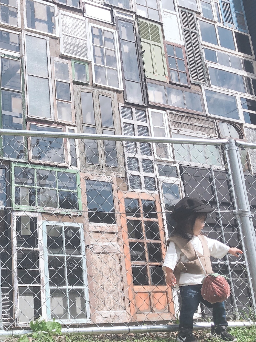 「休日スタイル、キッズファッション、秋のコーデ、秋服、デニム、petitmain、petit main、ナイキスニーカー」｜「petit mainのニットビスチェ×サイドスリットTシャツセット（Tシャツ/カットソー、ベージュ系）」を使った、hono0216さん（キッズ・80cm）の秋コーディネートの1枚目の写真