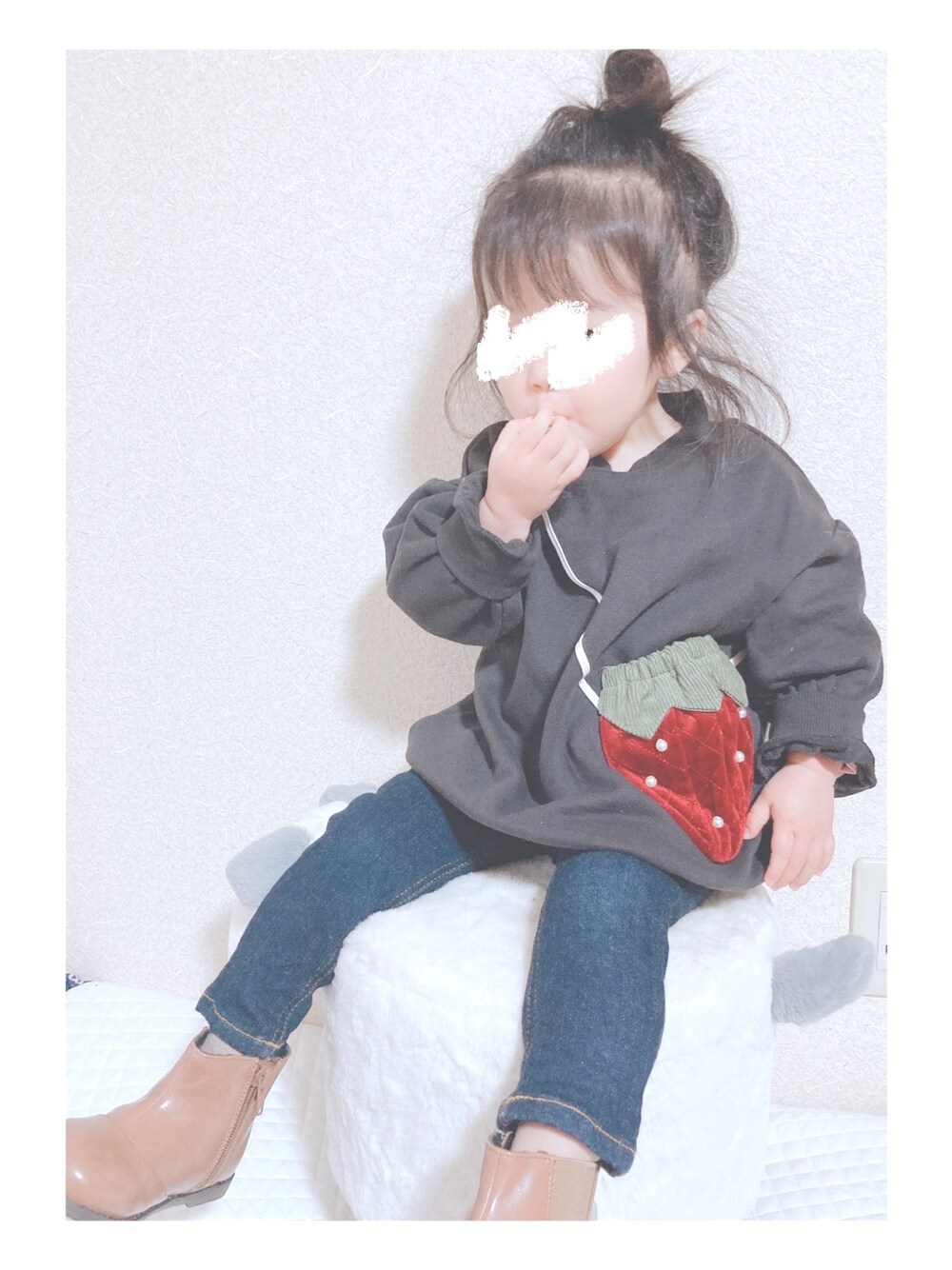 「年末WEAR感謝祭、秋冬コーデ、おしゃれさんと繋がりたい、女の子、kids、娘コーデ、フォロー、イイネ、お気に入り登録お願いします♡、おうちファッション、petitmain」｜「petit mainの裏フリース イチゴポシェット風トレーナー（スウェット、グレー系）」を使った、hono0216さん（キッズ・80cm）の冬コーディネートの1枚目の写真