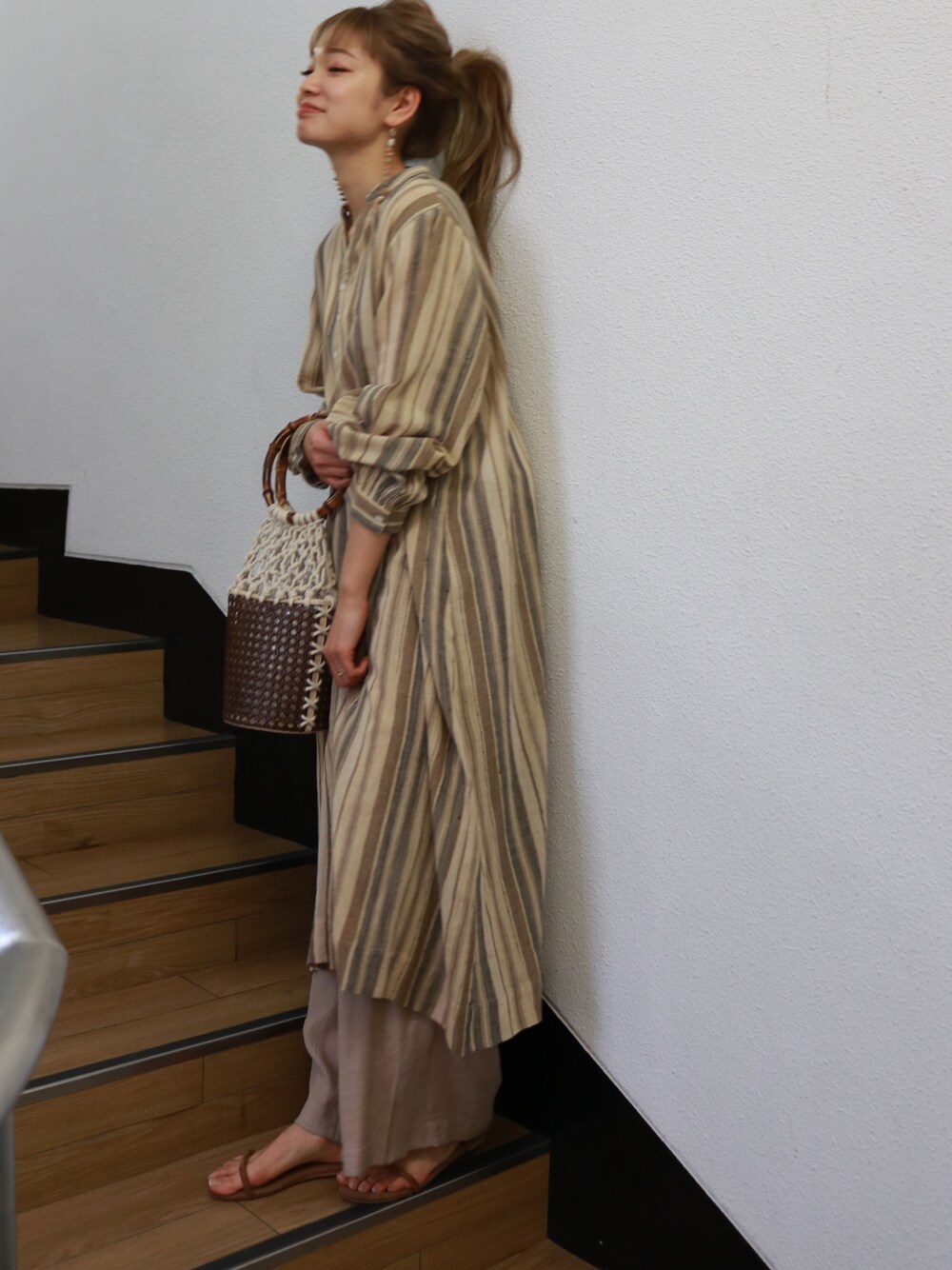 「ロングワンピース、ワンピース、シャツワンピ、ストライプシャツ、リネンパンツ、ゆるずる、ルーズ、シャツ、ベージュコーデ、ワントーンコーデ」｜「Ungridのガーゼストライプワンピース（ワンピース、ベージュ系）」を使った、あやさん（レディース・163cm）の春コーディネートの1枚目の写真