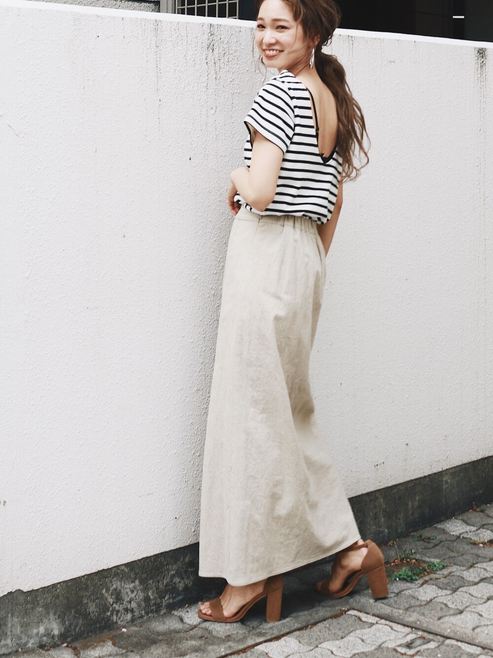 「カジュアル、春夏コーデ、シンプル、Tシャツ、summer、おしゃれさんと繋がりたい、ボーダー、バックスタイル、outfit、リネンスカート」｜「Ungridのストレッチスリットマキシスカート（スカート、ベージュ系）」を使った、あやさん（レディース・163cm）の春コーディネートの1枚目の写真