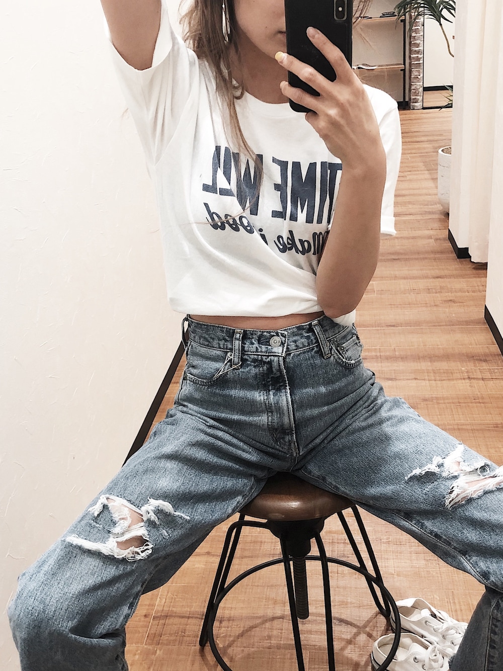 「シンプルコーデ、夏コーデ、Tシャツ、Tシャツ×デニム、プリントT、カジュアルコーデ、デニム、クラッシュデニム」｜「Ungridのクラッシュボーイズデニム（デニムパンツ、ブルー系）」を使った、あやさん（レディース・163cm）の春コーディネートの1枚目の写真