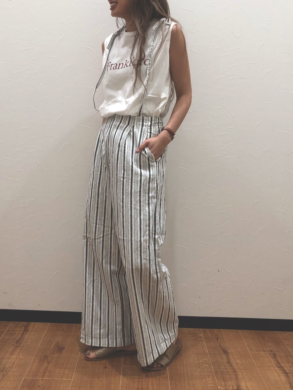 「シンプル、夏だ！Tシャツ着よう！、カジュアルコーデ、スタッフセンバツ、ラクチンコーデ、ストライプパンツ、カジュアル、ラフスタイル、プリントTEE、ワイドパンツ」｜「Ungridのサスペンダーストライプパンツ（その他パンツ、ブラック系）」を使った、あやさん（レディース・163cm）の夏コーディネートの1枚目の写真