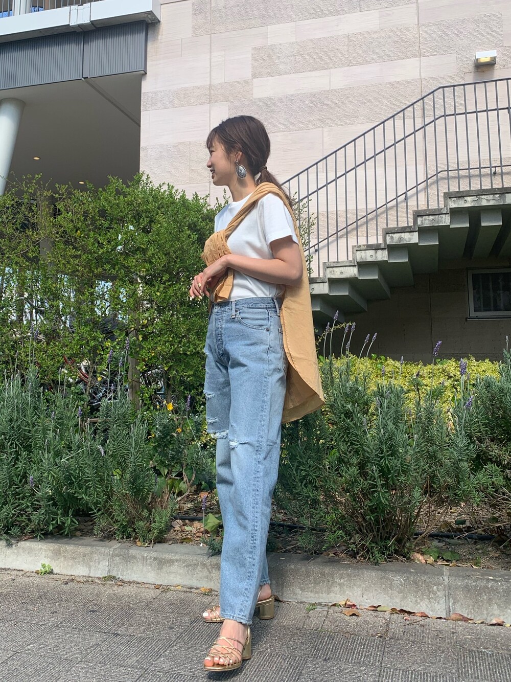 ブルー系のデニムパンツ、ホワイト系のTシャツ/カットソー、イエロー系のシャツ/ブラウスを着用したレディースの春コーディネートの1枚目の写真