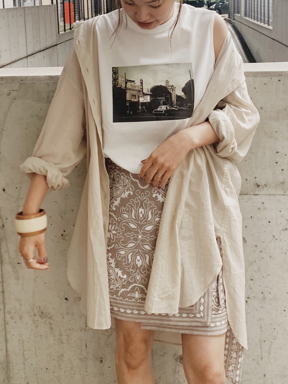 「今日のコーデ、カジュアル、シンプル、Tシャツコーデ、ペイズリー、スカート、シアーシャツ、フォトタンク」｜「Ungridのフォトプリントボックスタンク（タンクトップ、ホワイト系）」を使った、あやさん（レディース・163cm）の春コーディネートの1枚目の写真