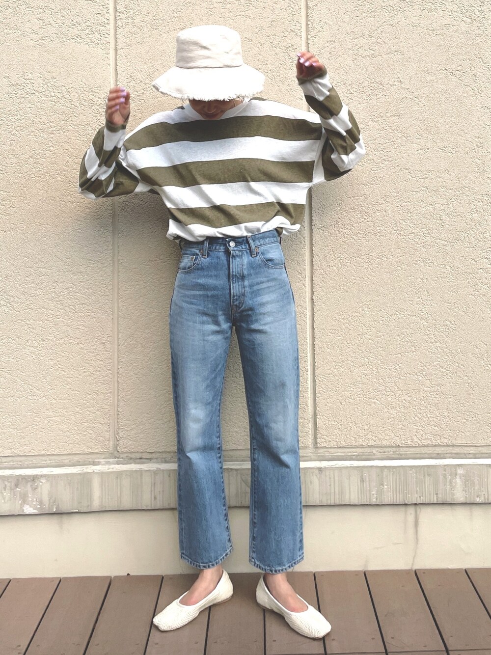 「シンプル、休日コーデ、おしゃれさんと繋がりたい、ラクチンコーデ、大人カジュアル、春コーデ、ラフコーデ、ベージュコーデ、デニム、ストレートデニム」｜「Ungridのアイテム（Tシャツ/カットソー、ベージュ系）」を使った、あやさん（レディース・163cm）の冬コーディネートの1枚目の写真