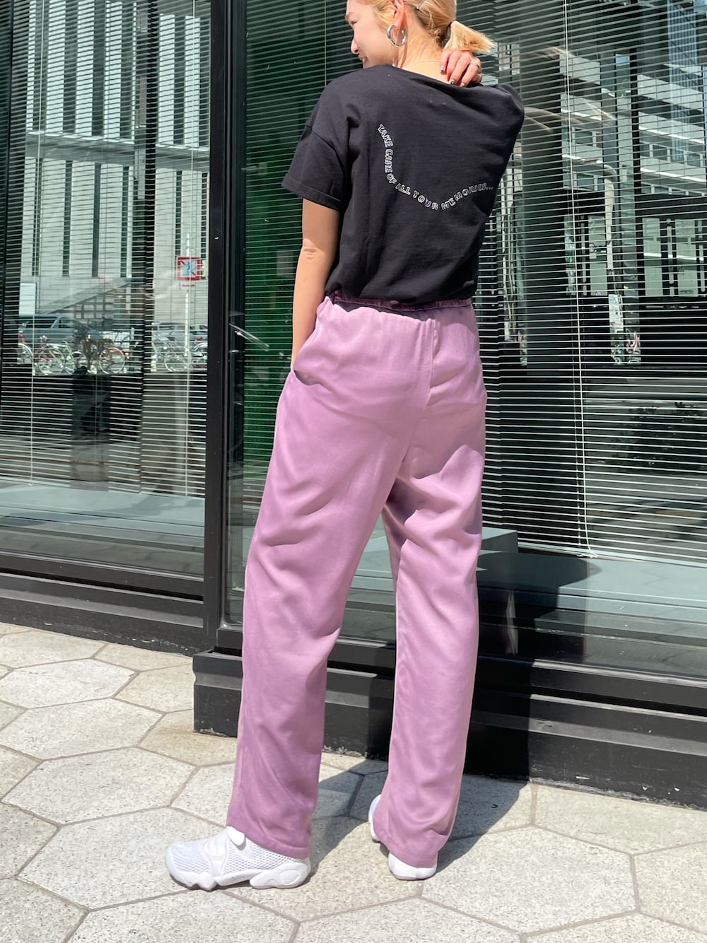 「春コーデ、オトナカジュアル、春夏コーデ、カラーパンツ、サテンパンツ、Tシャツ、パープル、パープル×黒」｜「Ungridのサテンテーパードパンツ（その他パンツ、パープル系）」を使った、あやさん（レディース・163cm）の春コーディネートの1枚目の写真