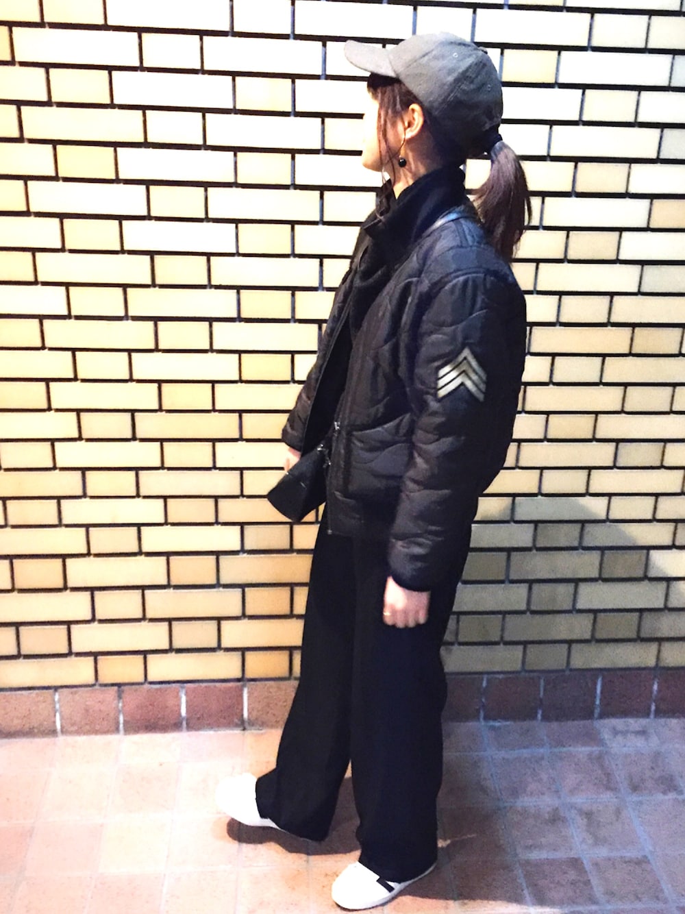 「シンプルコーデ、オトナカジュアル、black、スニーカー、ブラック、adidas、stussy、カジュアル、カジュアルコーデ、パンツスタイル」｜「STUSSYのHerringbone Tweed Wool Cap（キャップ、ベージュ系）」を使った、nachiさん（レディース・154cm）の冬コーディネートの1枚目の写真