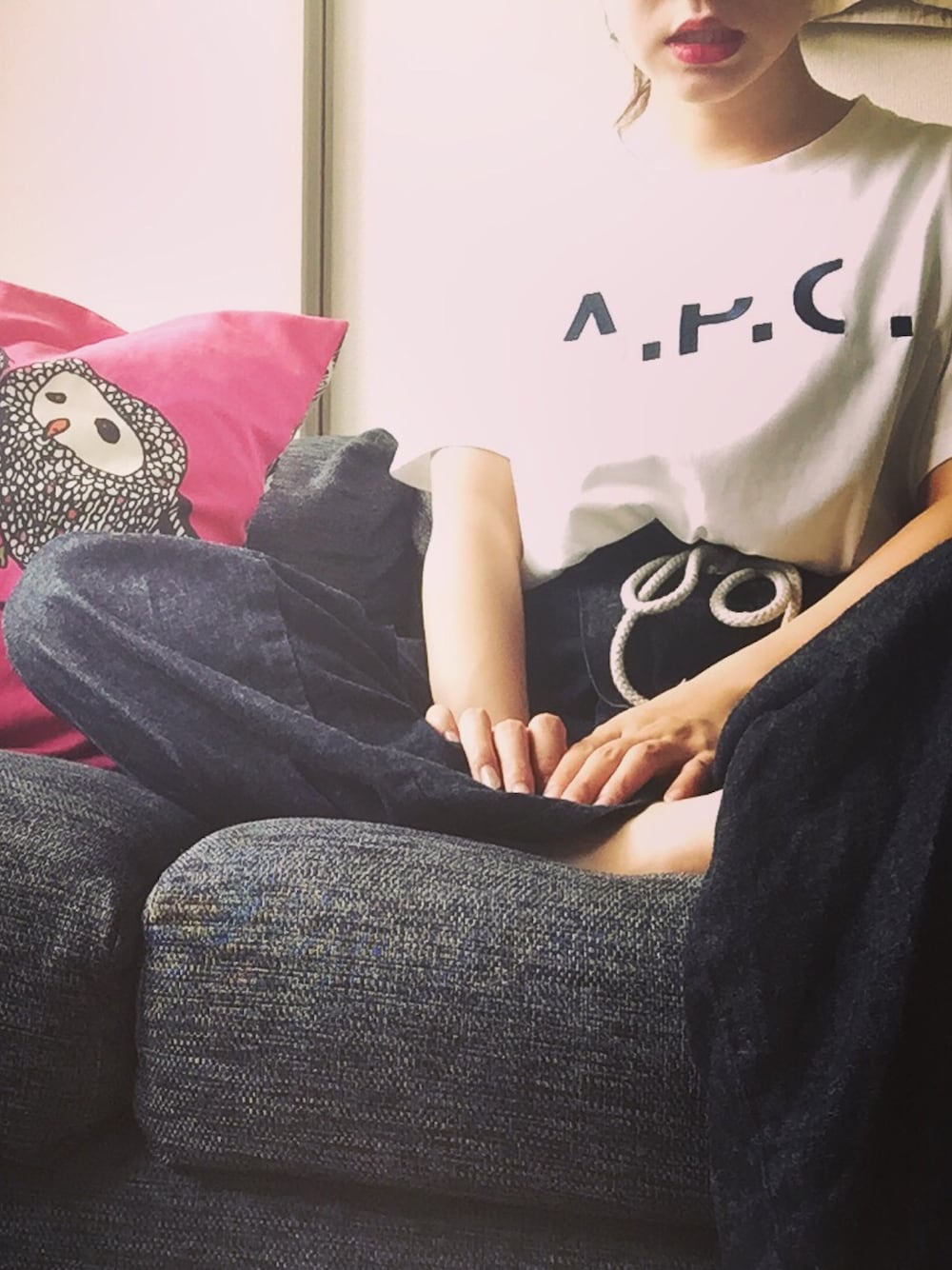 「大人カジュアル、夏コーデ、シンプル、カジュアル、カジュアルコーデ、デニム、A.P.C.、Tシャツ、夏」｜「A.P.C.のT-SHIRTS COLLEGENNE 17P（Tシャツ/カットソー、ホワイト系）」を使った、nachiさん（レディース・154cm）の夏コーディネートの1枚目の写真